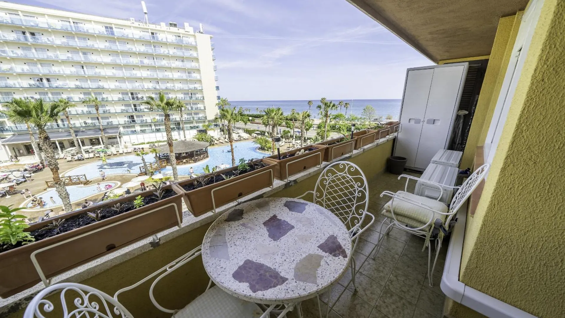 Homeholidayrentals Singular - Costa Barcelona Pineda de Mar 0*,  Hiszpania